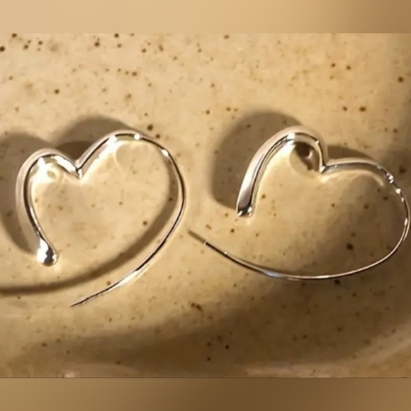Elegant Heart Design Hoop Earrings - Picture 1 of 3